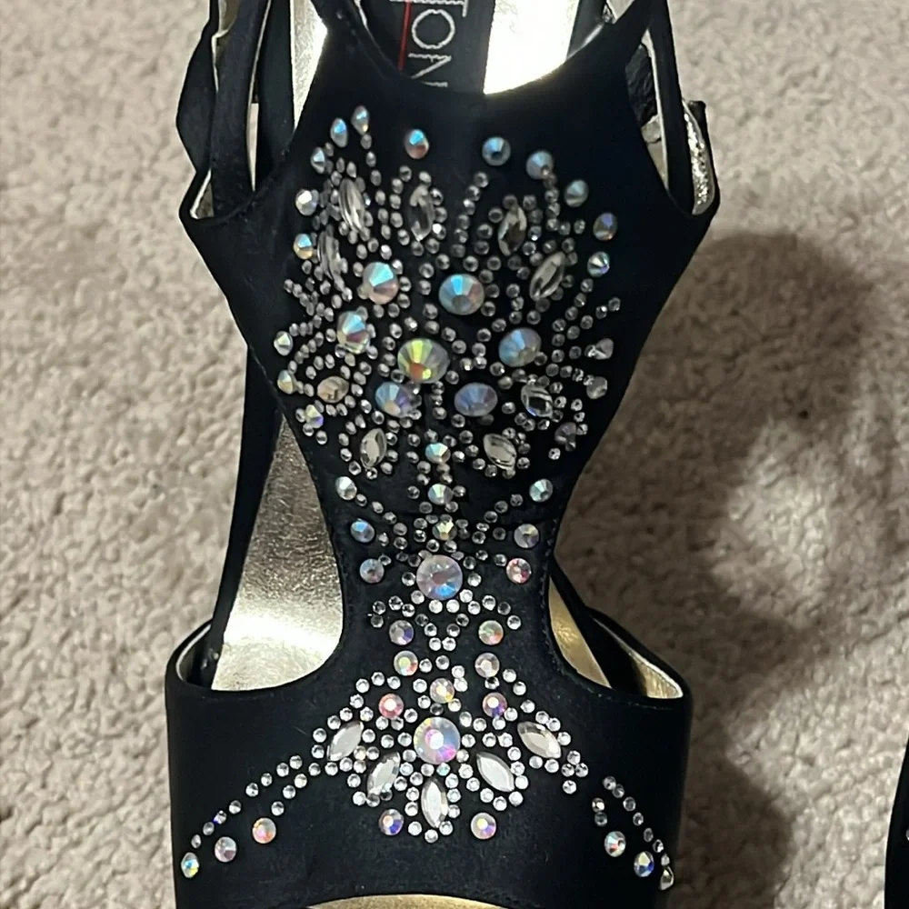 TONY BOWLS stunning black platform heels with rhinestones Size 7
